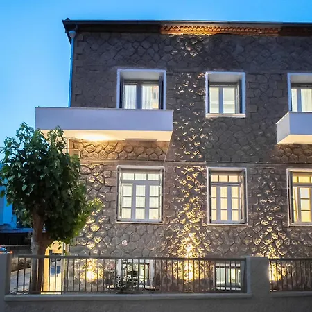 The Rock A 1923 Stone Heritage In Meteora Apartment