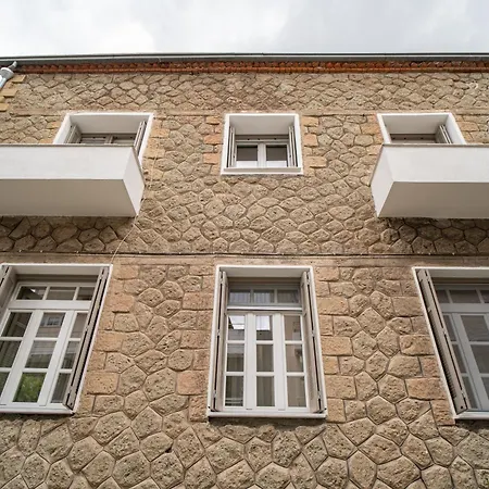 The Rock A 1923 Stone Heritage In Meteora Apartment
