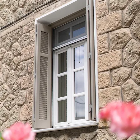 The Rock A 1923 Stone Heritage In Meteora Apartment